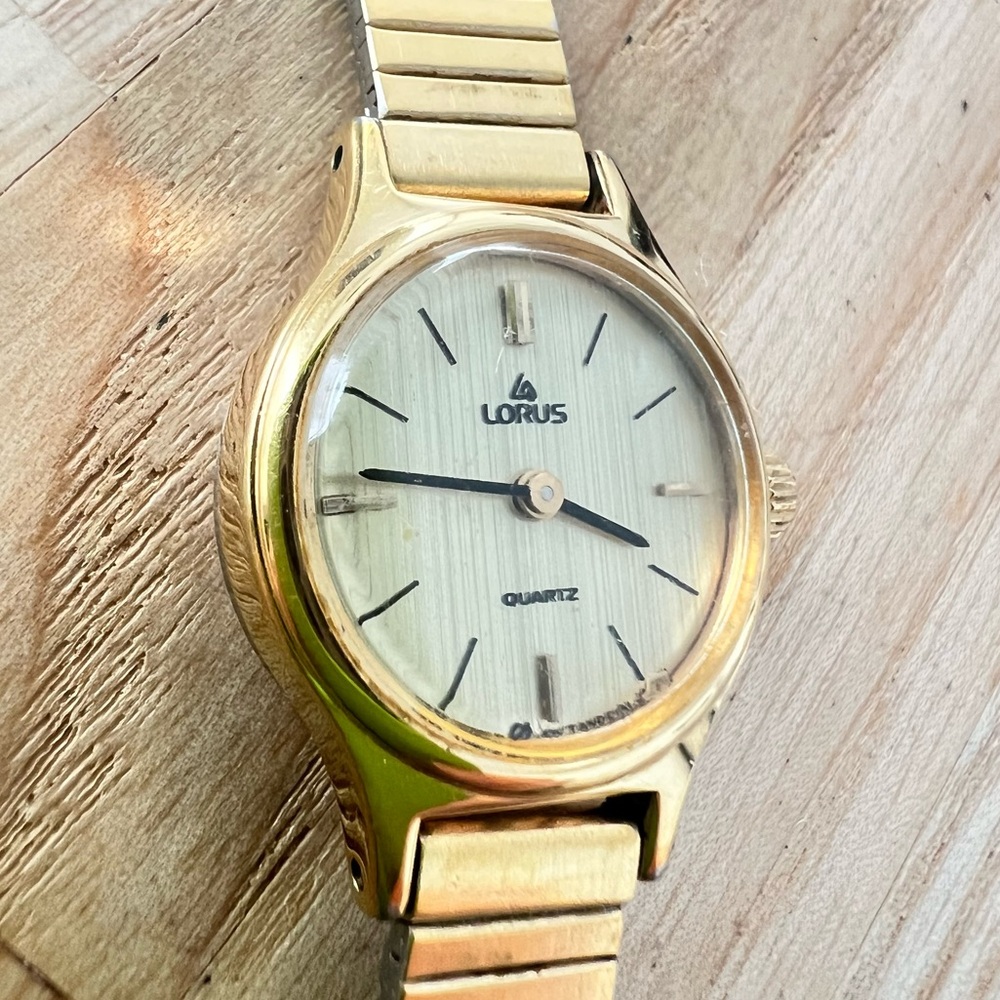 Vintage Lorus ladies gold tone dress Watch NEW BATTERY